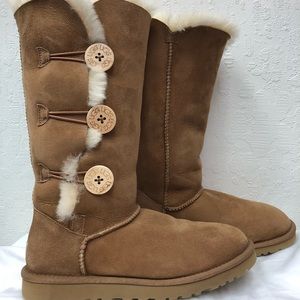 Women’s UGG boots with decorative buttons (size 7)